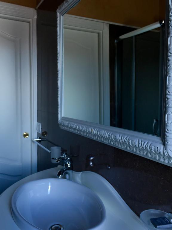 Palazzo Eliss Bed & Breakfast Маргерита ди Савоя Стая снимка